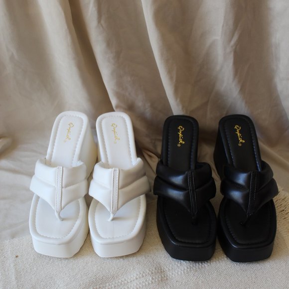 🆕️Influencer Edit Collection// Black Platform Thong Sandal - Picture 2 of 9